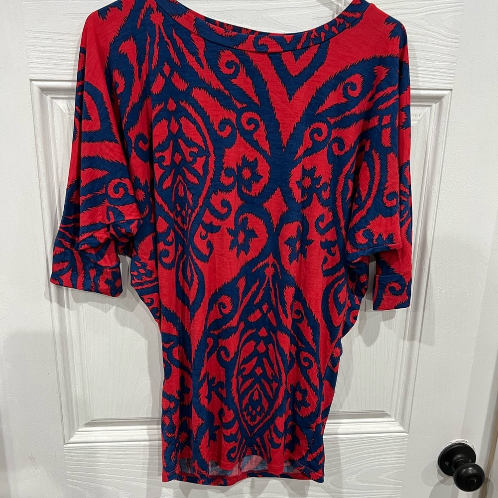 Pink Lily ladies top in a size medium! It’s very cute and vibrant!
